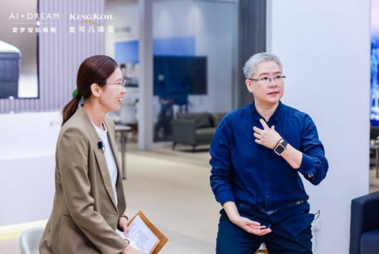 爱梦集团副总裁兼金可儿中国副总裁Becky（右）