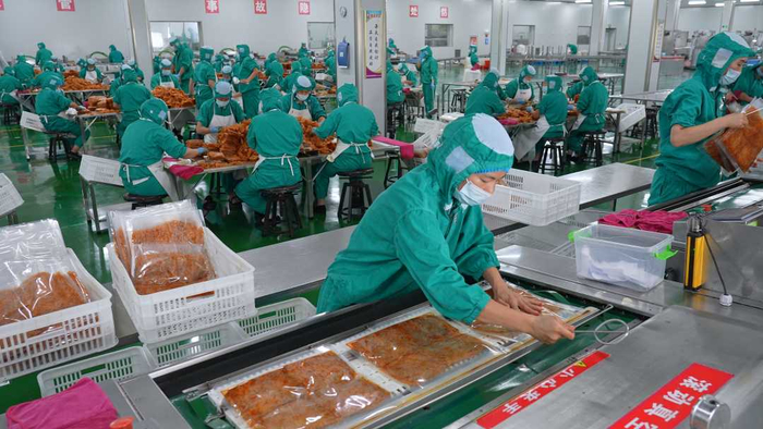 源氏食品大辣片生产线。宋会杰  摄