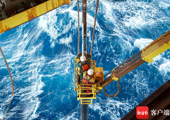 中国海油现场作业人员将“深海一号”二期项目深水井的管柱送入海底。中国海油供图