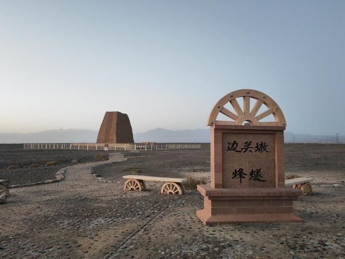 矗立在哈密市伊州区城北戈壁中的清代边关墩烽燧。新华社记者于涛 摄