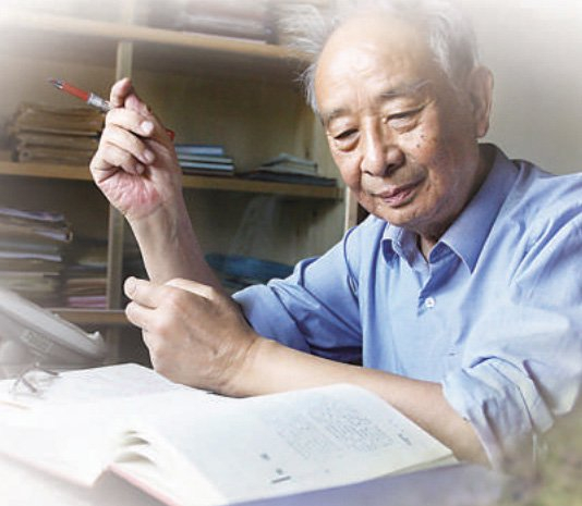 　　总编纂汤一介先生审读《儒藏》“精华编”（资料图）