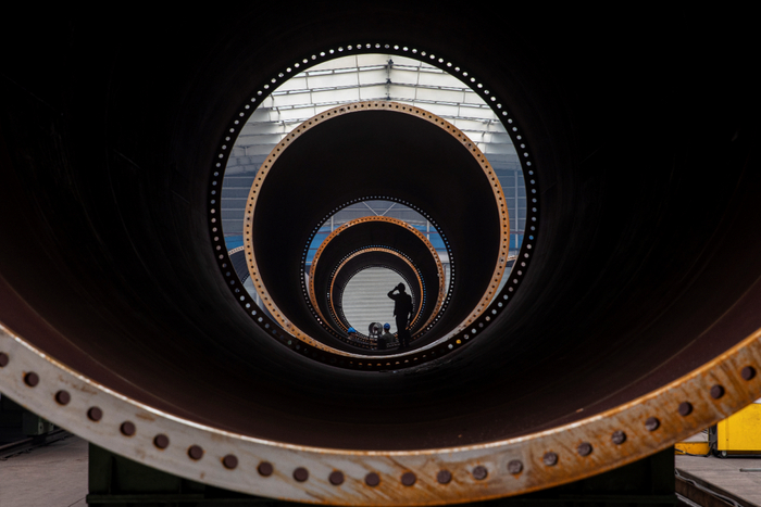 风电塔筒车间剪影。