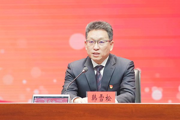 黑龙江省工业和信息化厅党组书记,厅长韩雪松介绍情况.