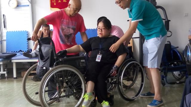 郭媛媛在志愿者的帮助下进行康复训练。受访者供图