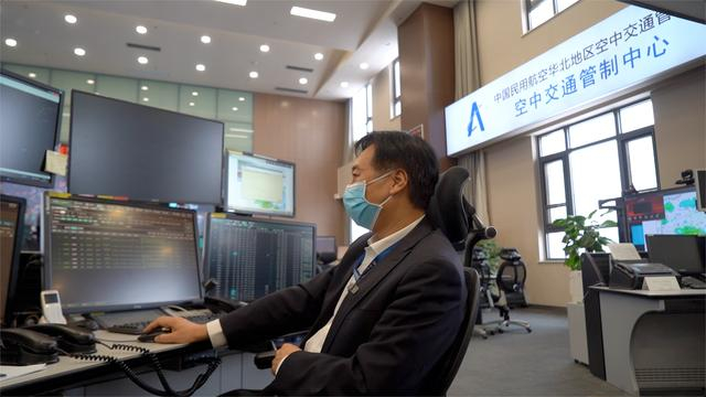 华北空管局管制中心流量管理室，管制人员关注着航班动态。新京报记者 李欣侗 摄