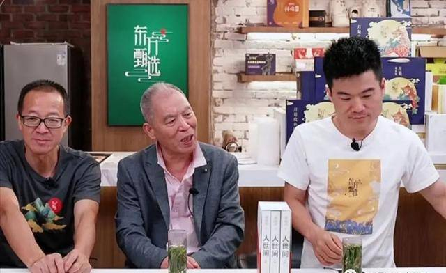 梁晓声在直播间里。