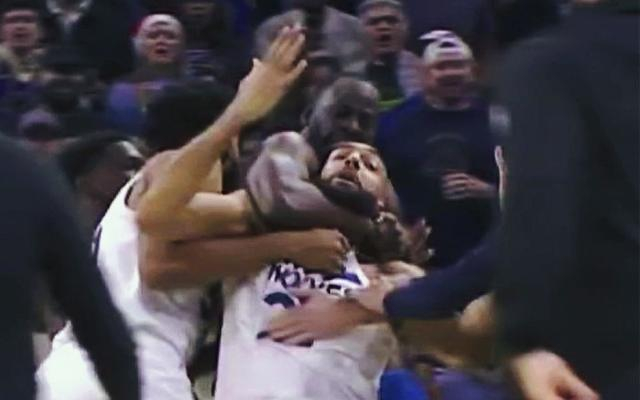 “追梦”对戈贝尔锁喉。  视频截图