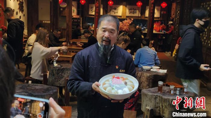 同利肉燕第四代传承人陈君凡在介绍肉燕，叶艺琳摄