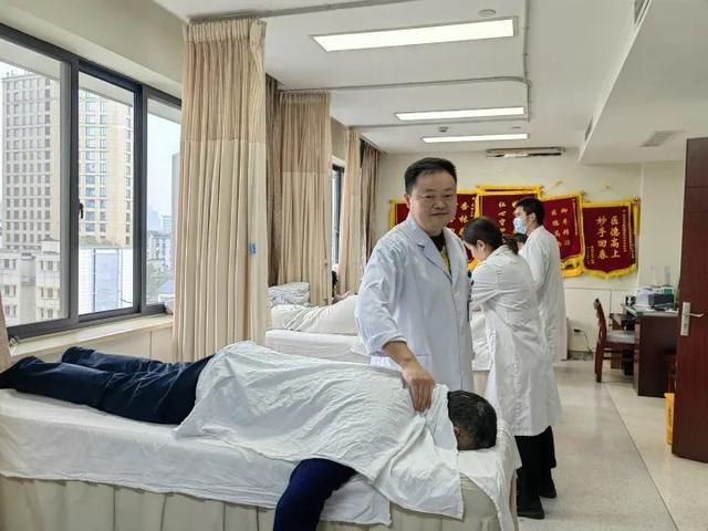 工作中的周翔 受访者供图