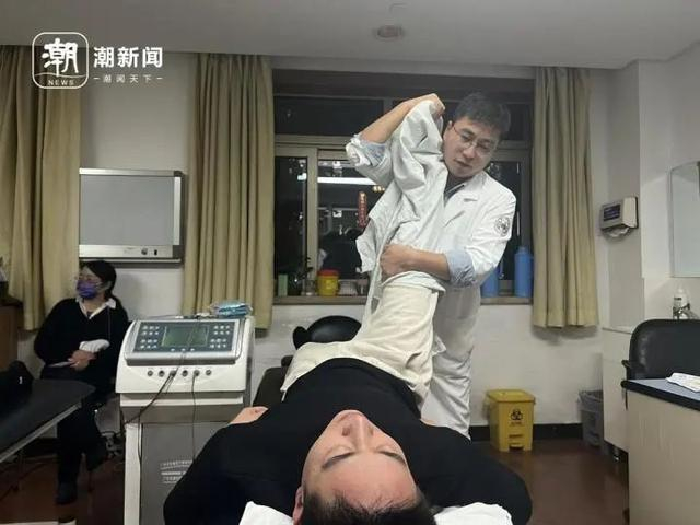 黄钦正在给患者治疗 记者 孙韵 摄