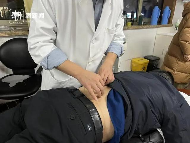 黄钦正在给患者针灸 记者 孙韵 摄