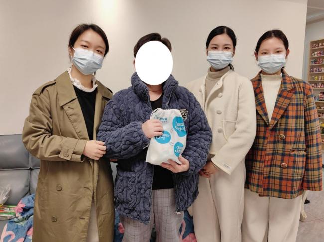 泰康同济（武汉）医院延伸护理服务团队与出院患者吴先生合影