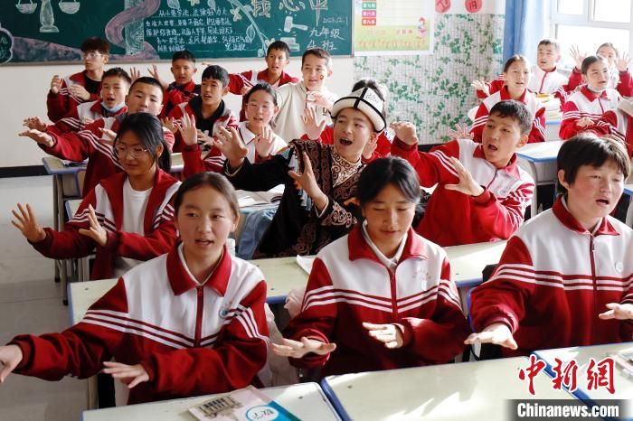 12月12日，玉米塔力·耶提库与同学们一起吟唱《玛纳斯》史诗经典片段。中新社记者 韩海丹 摄