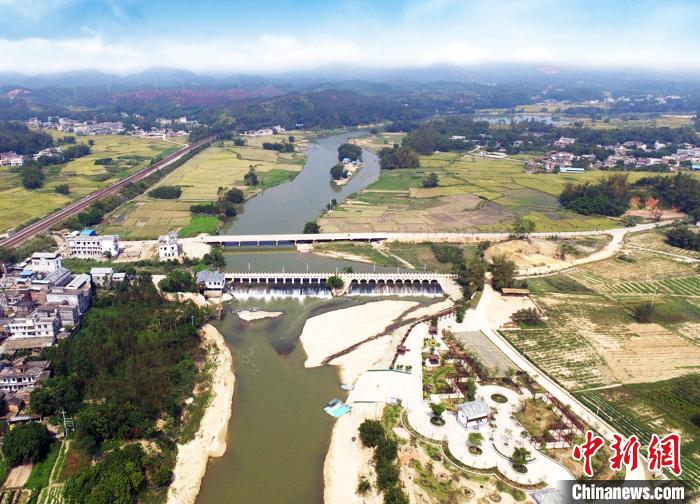 航拍陆川县乌石镇吹塘公园。陆川县九洲江流域污染治理工作指挥部办公室供图