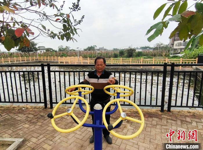 图为陆川县良田镇文官村村民谢永利在村里健身器材上锻炼身体。中新网记者黄艳梅 摄