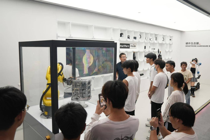 学生参观思谋科技智能制造博物馆