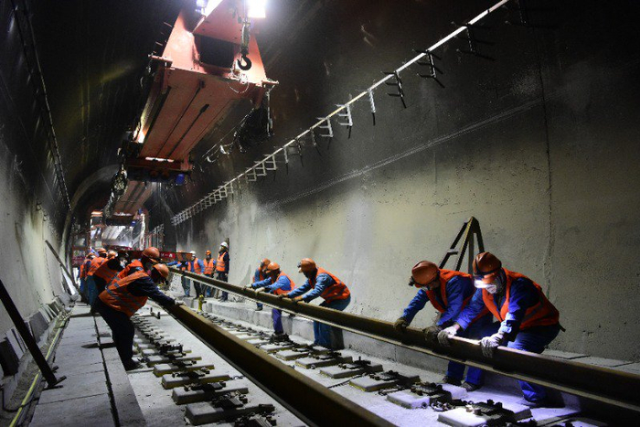 2020年5月29日，工人正在阿尔金山隧道内铺轨。当日，格库铁路（新疆段）最长隧道阿尔金山隧道完成铺轨任务。陈剑飞摄