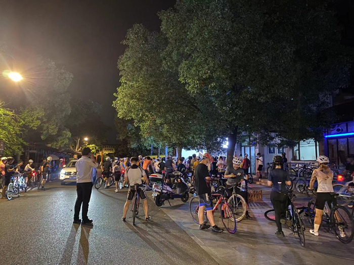 和何恩泽一起骑车集合的人 受访者供图