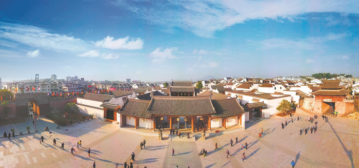 航拍的徽州古城。 本报记者 潘 成 摄