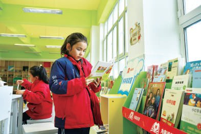 　　近期，拼多多向新疆阿勒泰地区吉木乃县直小学赠送9200余册图书。 陈逸航摄