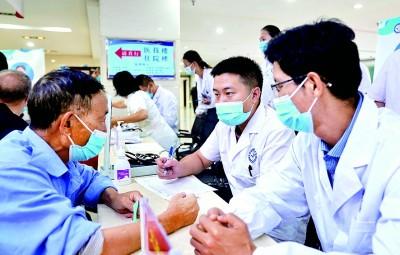云南省红河州蒙自市人民医院在开展义诊活动。红河州委宣传部供图