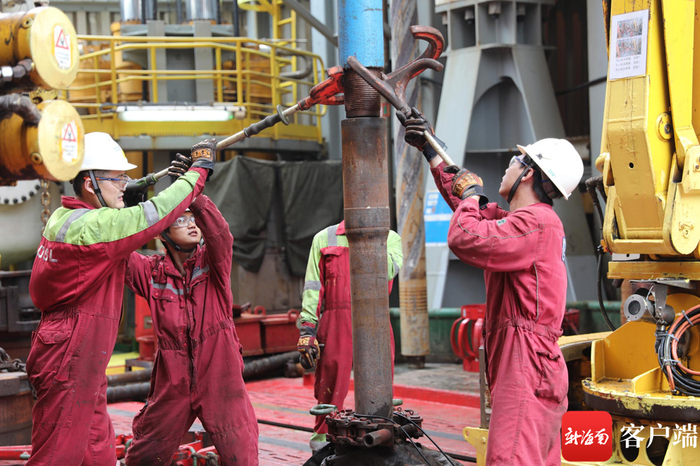 中国海油现场作业人员合力开展“深海一号”二期项目最高压力井作业。中国海油供图