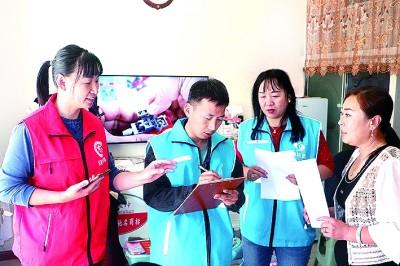 内蒙古阿荣旗的工作人员入户向群众收集问题线索。资料图片