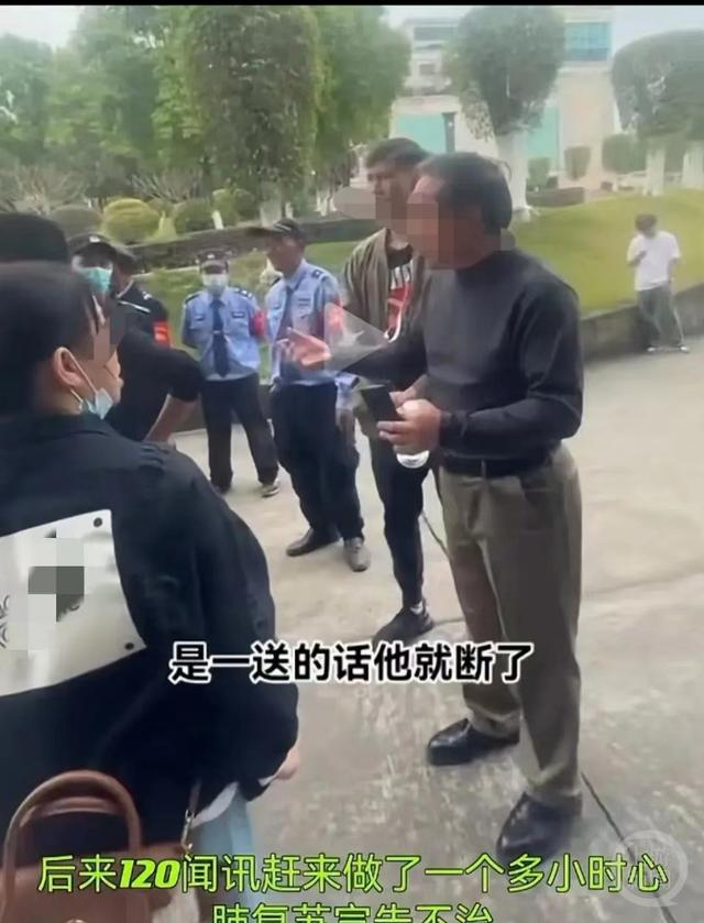 校方人员在与家属沟通。     视频截图 