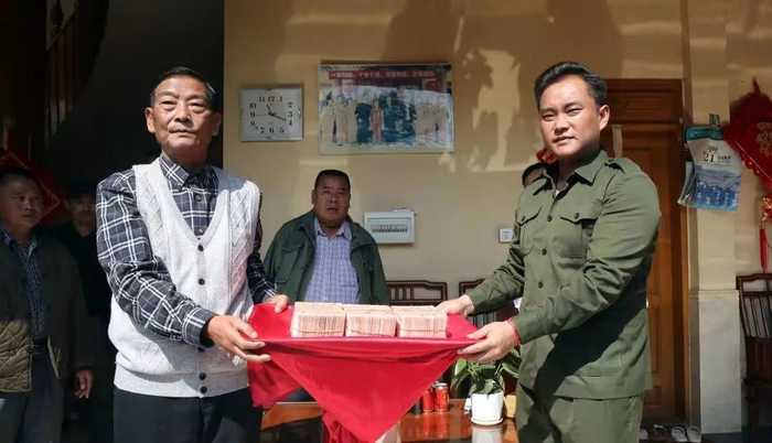 ▲白所成（左）和二儿子白应苍（右）