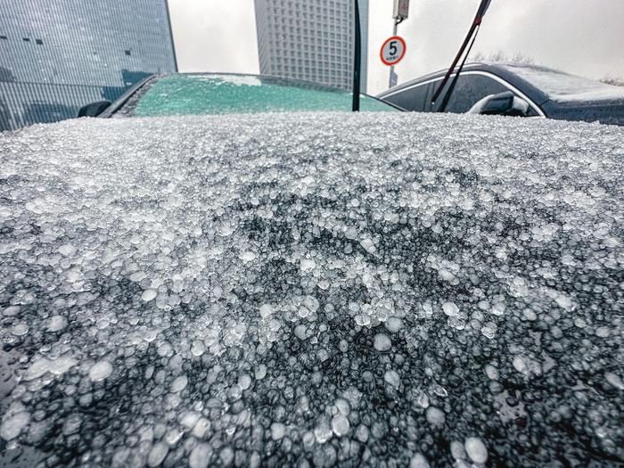 ▲12月14日,河南郑州,户外停放的汽车被冻雨包裹,覆上一层“冰膜”。图据视觉中国
