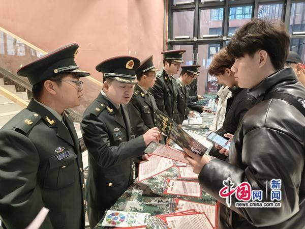 专武干部给大学生讲解征兵优惠政策。中国网发 黄淑慧 摄