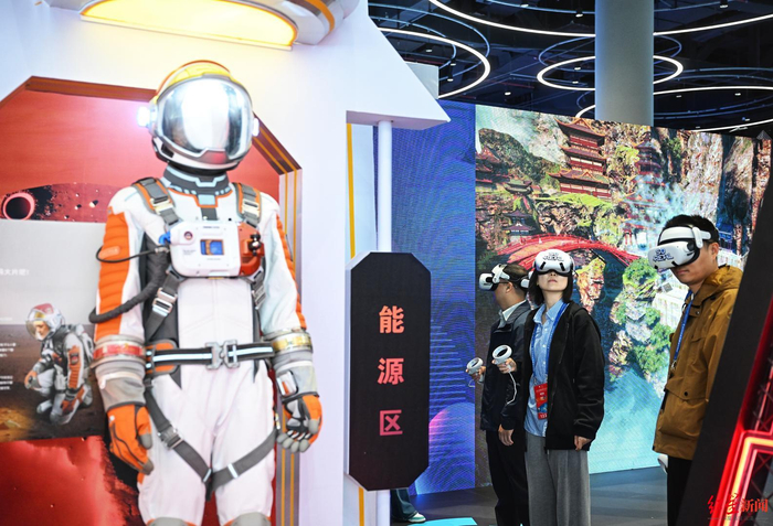 ▲第81届世界科幻大会科幻主题展的科幻迷正在体验