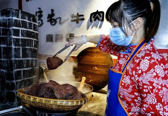 仪陇客家牛肉正在制作中。（南充市文广旅局供图）