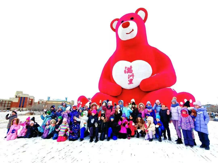 俄罗斯游客正在满洲里游玩。