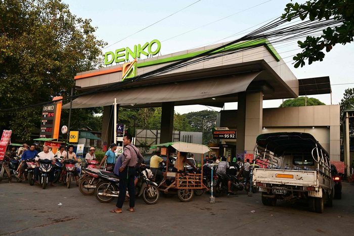 ▲12月6日，缅甸仰光，由于燃料短缺，居民在排队等候加油。图据视觉中国