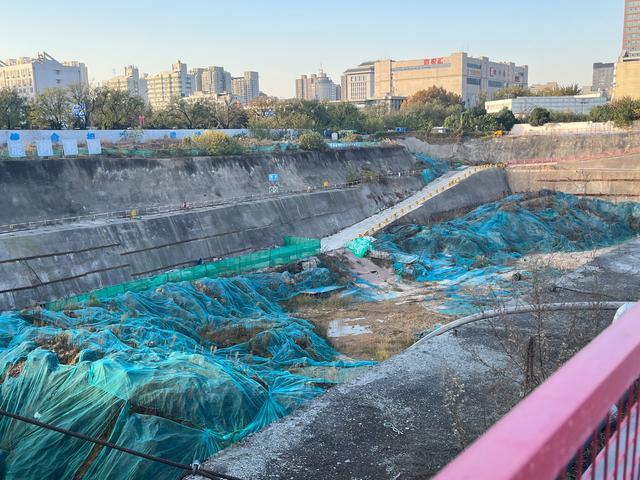 西安国际中心停工现场