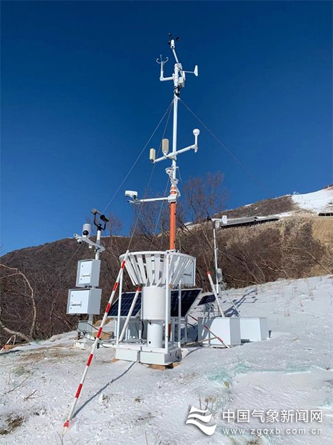 称重式降水传感器（图中最前方仪器）供图/中国华云气象科技集团有限公司