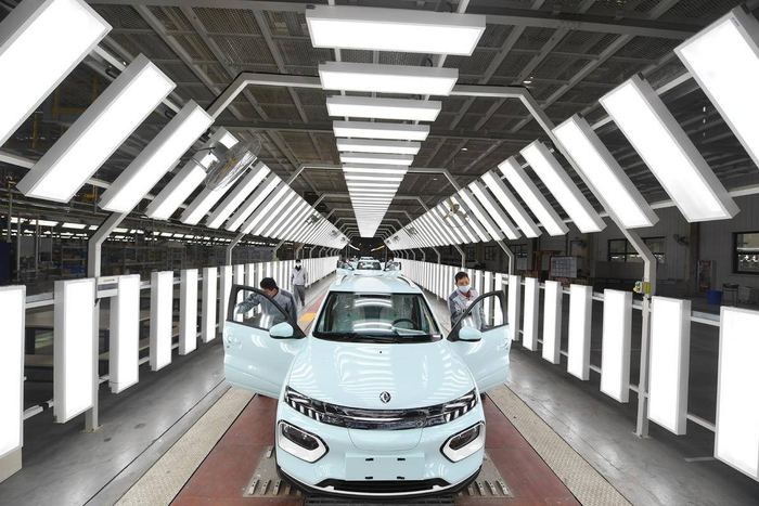 襄阳高新区东风新能源整车项目车间，检测员在生产线上检测新能源汽车。（湖北日报全媒记者 田悦 通讯员 王懿 谢勇 摄）