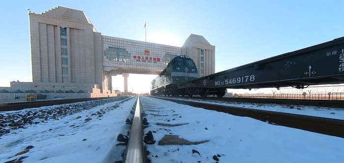 车辆正在通过满洲里铁路口岸。李新军 摄