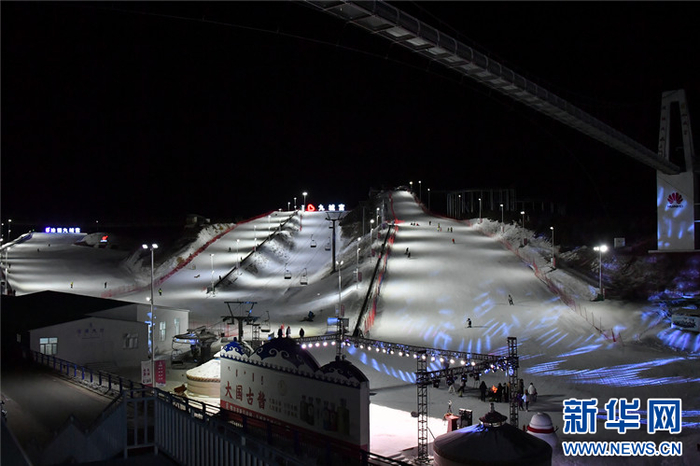   以天为幕，夜晚的鄂尔多斯市九城宫滑雪场炫彩多姿。新华网发（王云飞 摄）
