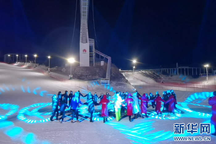   游客相约音乐篝火晚会，遇见雪地里的浪漫。新华网发（王云飞 摄）