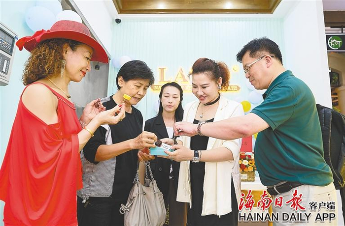 海口市民游客在LATIO加拿大巧克力体验店试吃巧克力。海南日报记者 封烁 摄