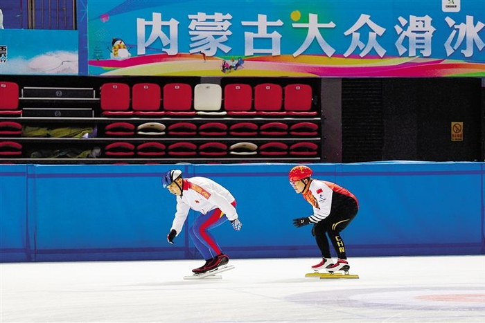 老年冰迷在呼和浩特体育中心综合体育馆室内冰场滑冰，感受冰雪运动的魅力。草原全媒·正北方网记者 王晓博 摄