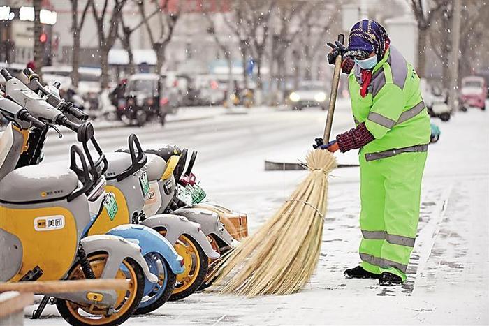 环卫工人扫雪图片高清图片