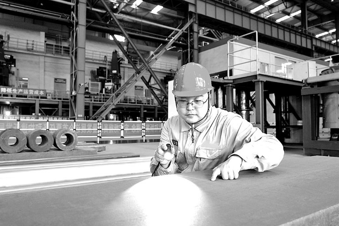 ■技术人员正在检查产品质量 刘林摄