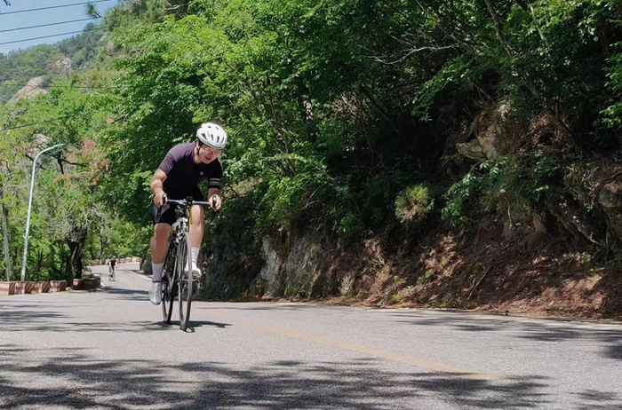  何恩泽在骑行 受访者供图