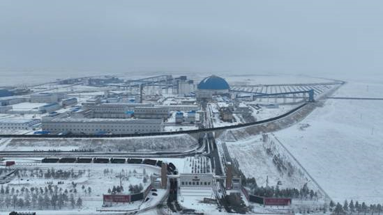 图为宝日希勒露天煤矿航拍生产全景