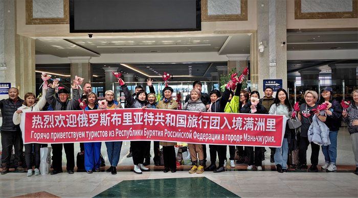 入境的俄罗斯游客一波接着一波。李新军 摄