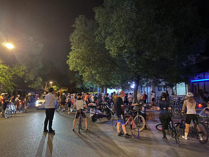  和何恩泽一起骑车集合的人 受访者供图