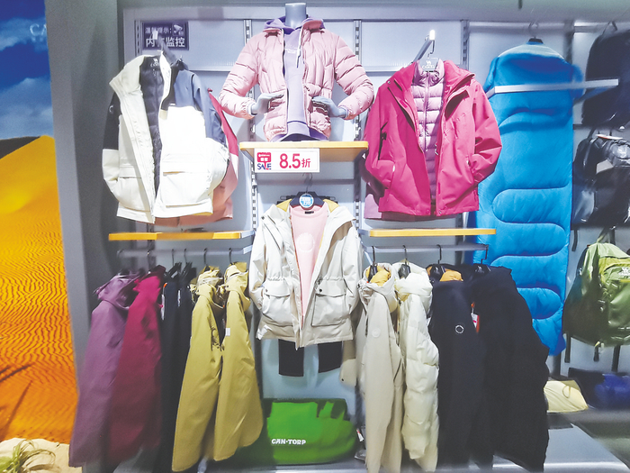     南宁百货大楼品牌门店出售的多款式冲锋衣